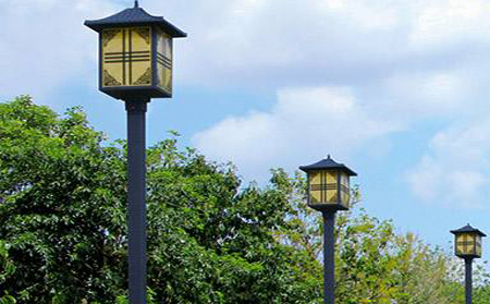 太阳能门源庭院灯怎么选亮度与续航更耐用